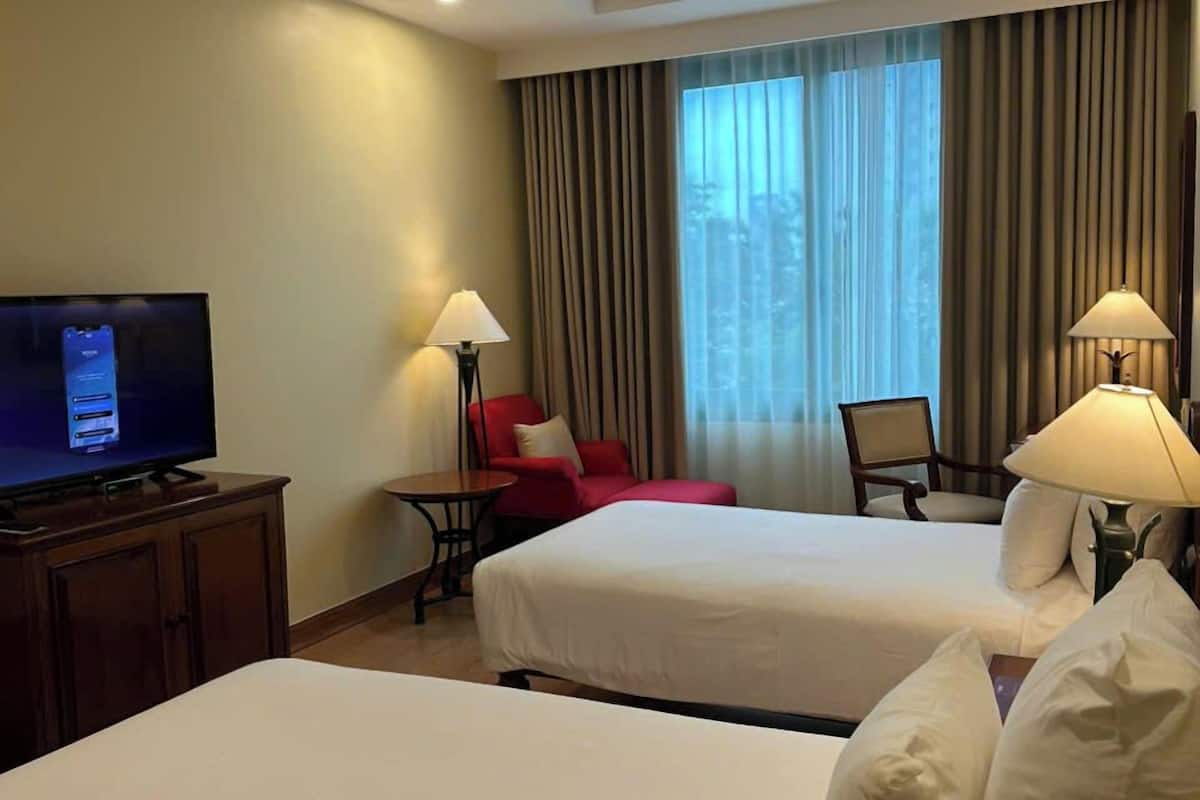 deluxe twin room | 1 bedroom, free minibar items, in-room safe, desk