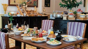 Un buffet de petit-déjeuner proposant une variété de plats et de boissons.