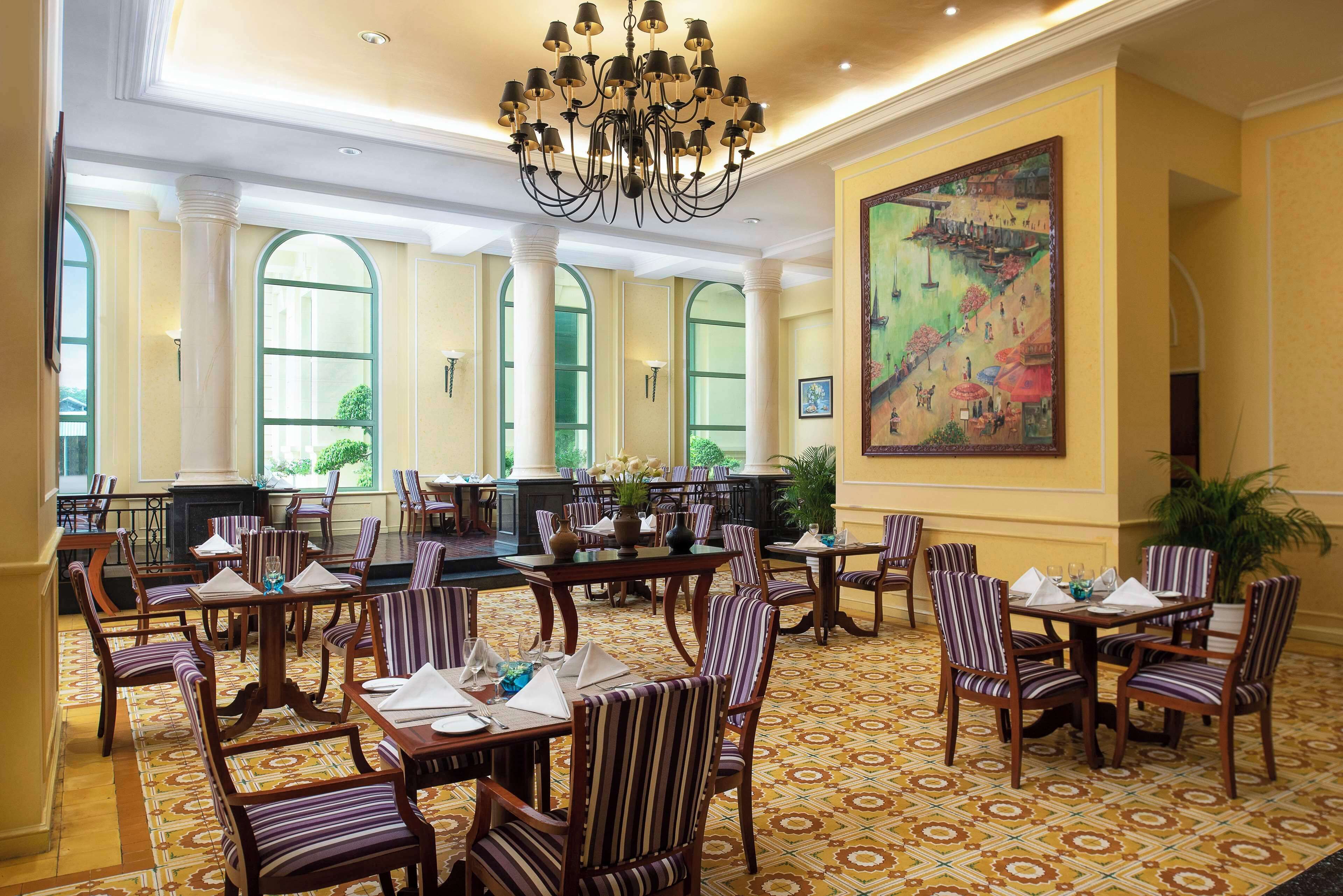 2 restaurants, breakfast served