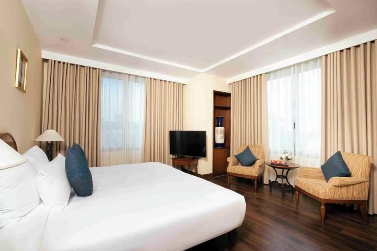 1 bedroom, free minibar items, in-room safe, desk