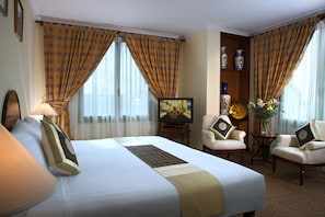 Suite Room | Minibar contenant certains articles gratuits, coffre-fort, bureau