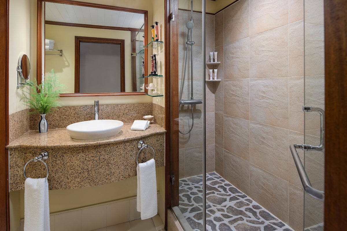 combined shower/bathtub, deep-soaking bathtub, free toiletries