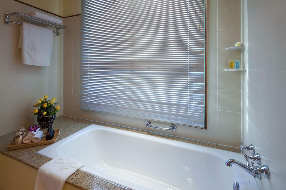 deep-soaking bathtub