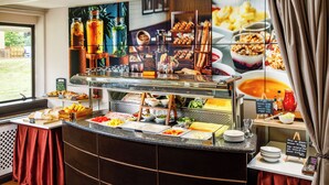 En buffetvogn med forskellige retter og en drikkestation.