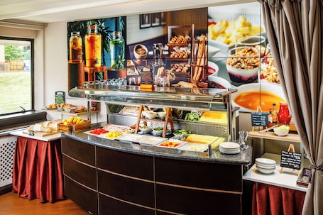 Café da manhã completo todos os dias (GBP 17.95 por pessoa)