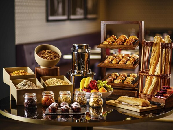 Petit déjeuner complet (17.95 GBP par personne)