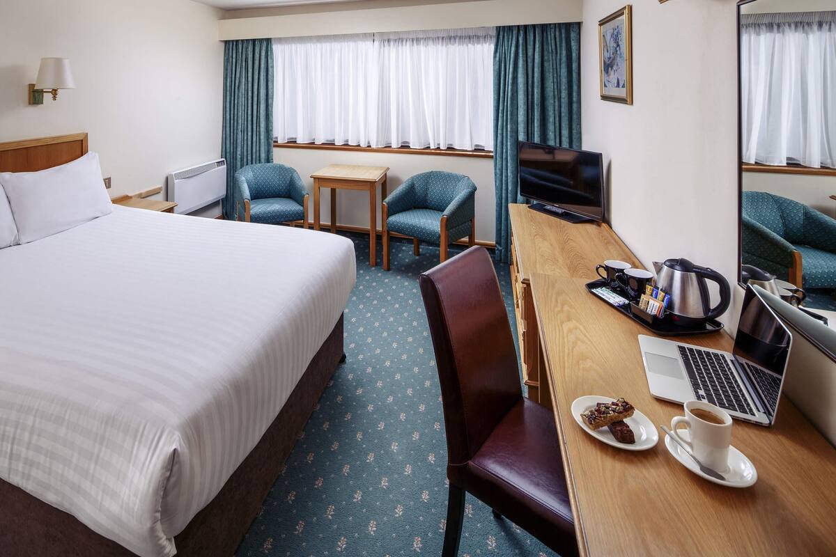 Desk, soundproofing, free cots/infant beds, free WiFi