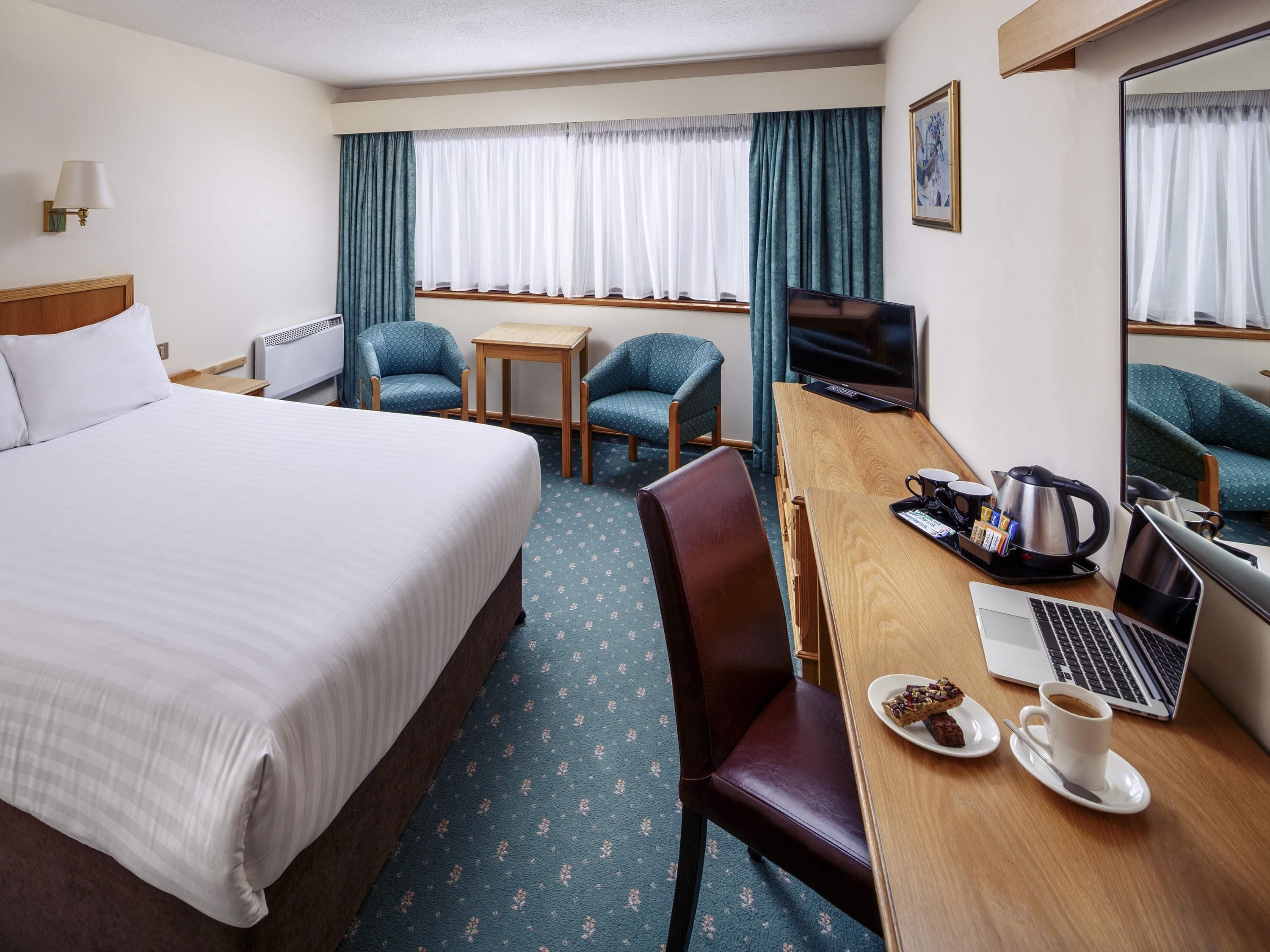 Escritorio, sistema de insonorización, cunas gratuitas y wifi gratis 