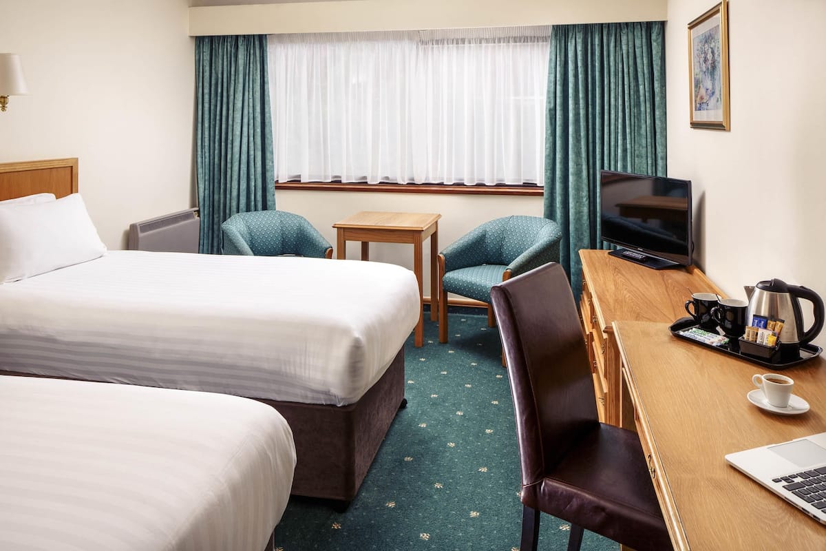 Desk, soundproofing, free cots/infant beds, free WiFi