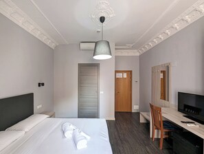 Down duvets, desk, blackout curtains, soundproofing - Hotel Philia Rome (Rome)