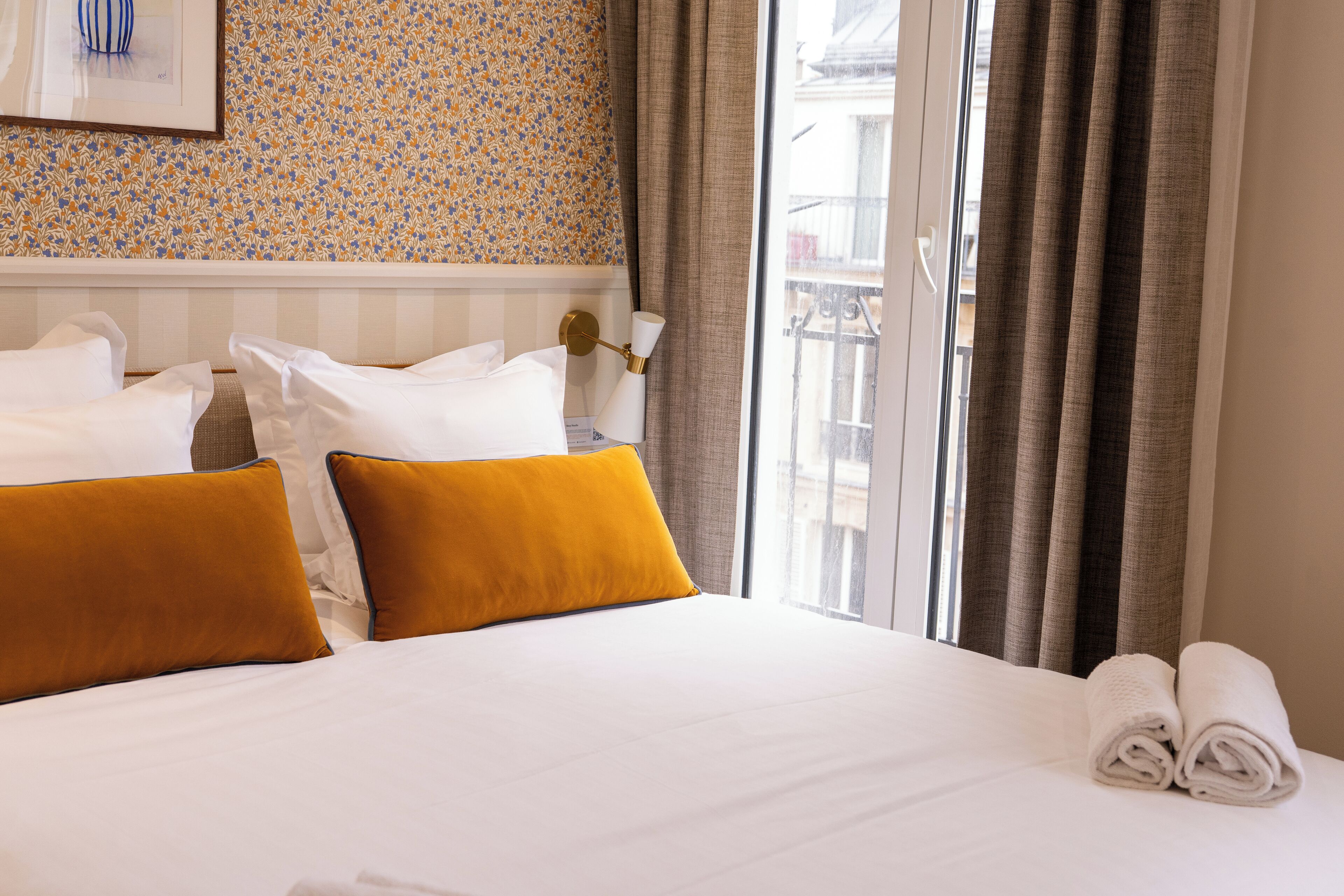 أغطية فراش متميزة وخزنة داخل الغرفة ومكتب وستائر تعتيم