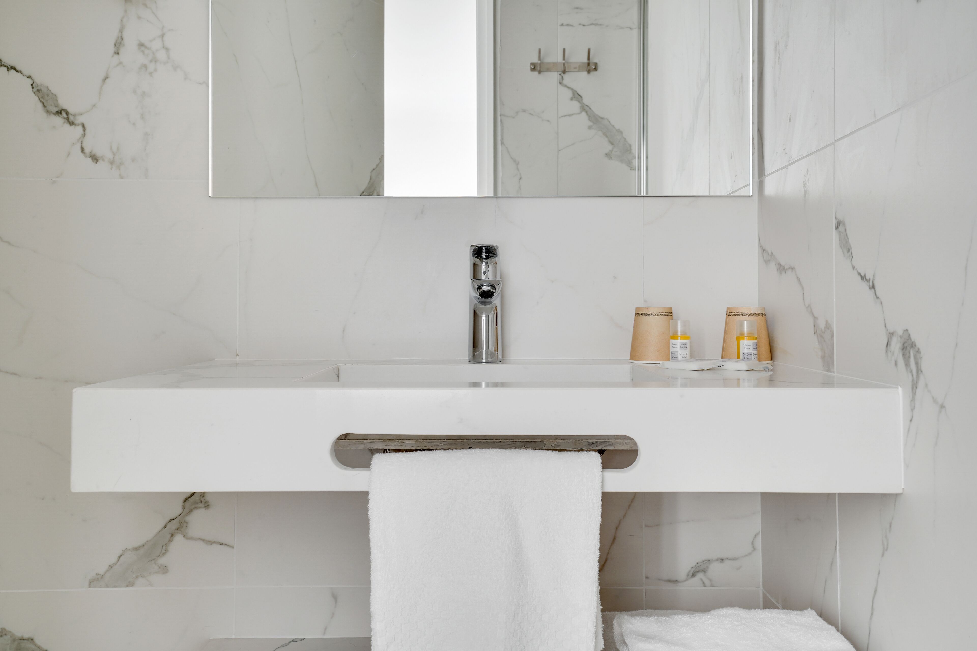 Einzelzimmer | Badezimmer | Dusche, Regendusche, kostenlose Toilettenartikel, Haartrockner