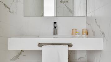 Einzelzimmer | Badezimmer | Dusche, Regendusche, kostenlose Toilettenartikel, Haartrockner