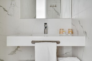 Enkelrum | Badrum | Dusch, regndusch, gratis toalettartiklar och hårtork