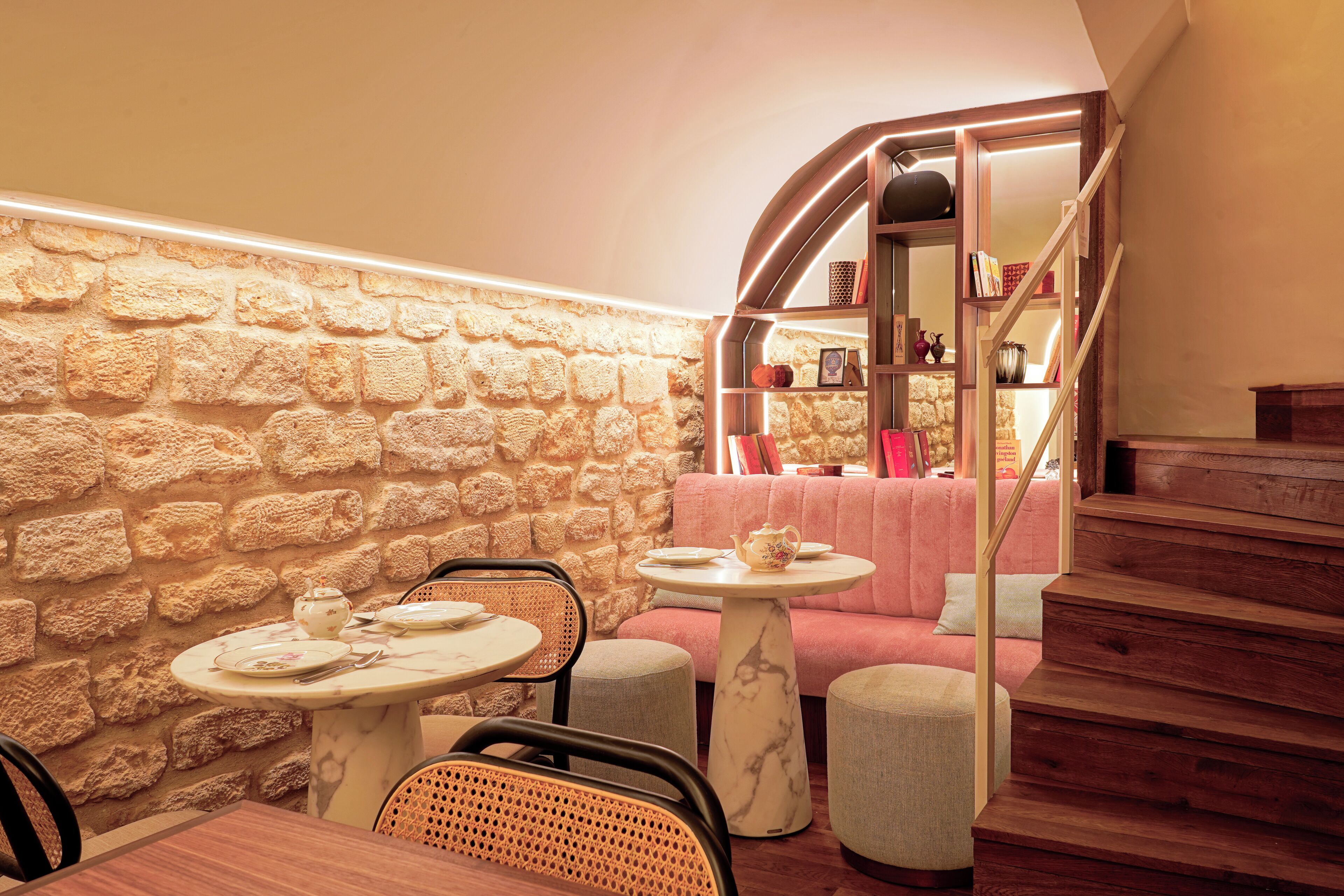 بوفيه فطور يوميًا بتكلفة قدرها (18 EUR للشخص)