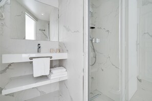 Douche, douche à « effet pluie », articles de toilette gratuits