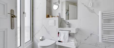 Shower, rainfall showerhead, free toiletries, hair dryer