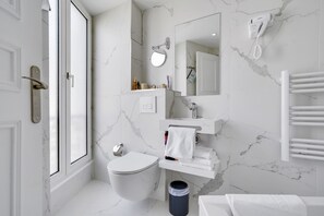 Habitación superior con 2 camas individuales | Baño | Regadera, regadera tipo lluvia, amenidades de baño gratuitas 