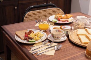 每日供應吃到飽早餐 (每人 EUR18)