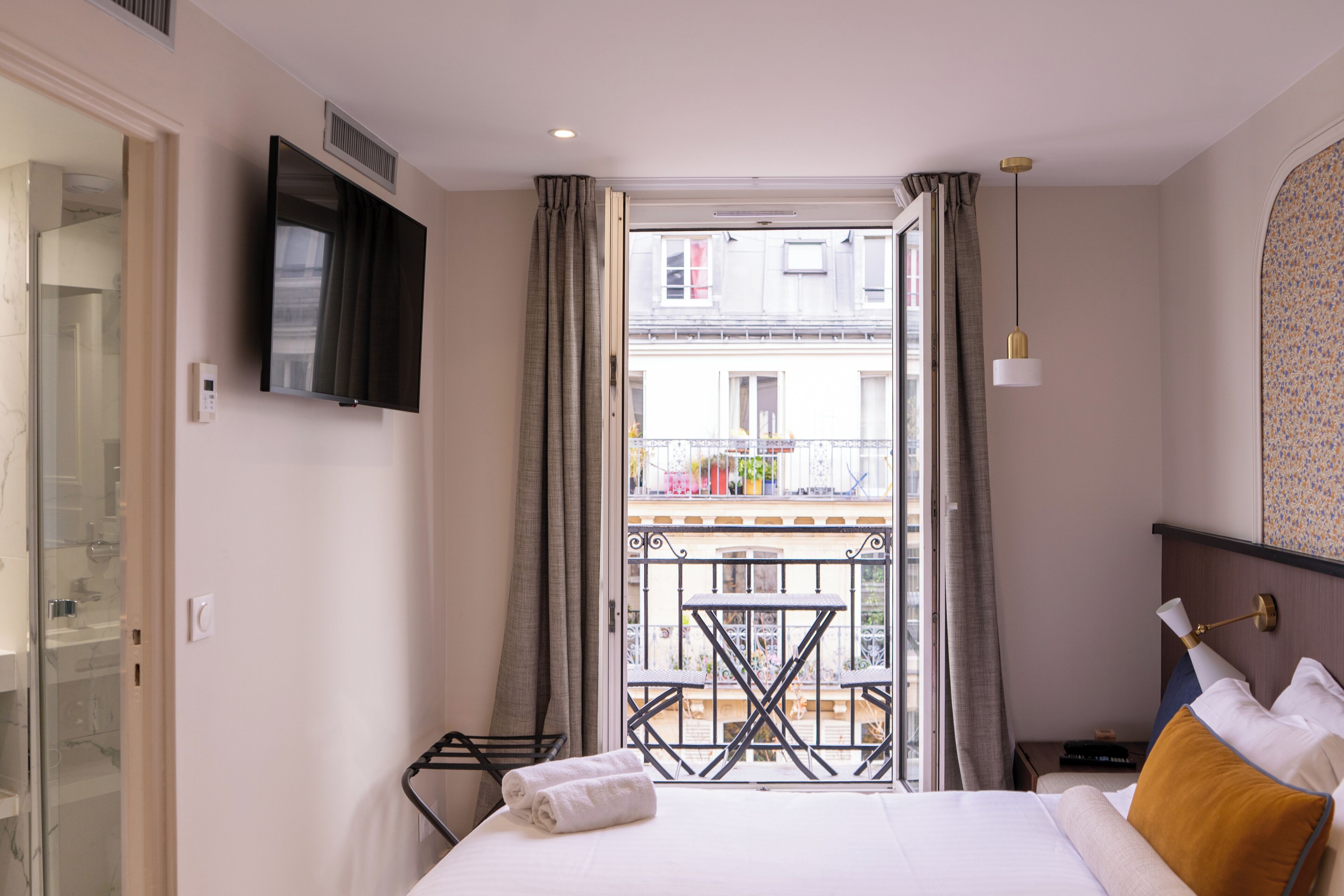 Chambre Double Supérieure, balcon | Literie de qualité supérieure, coffres-forts dans les chambres, bureau