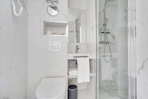 Douche, douche à « effet pluie », articles de toilette gratuits