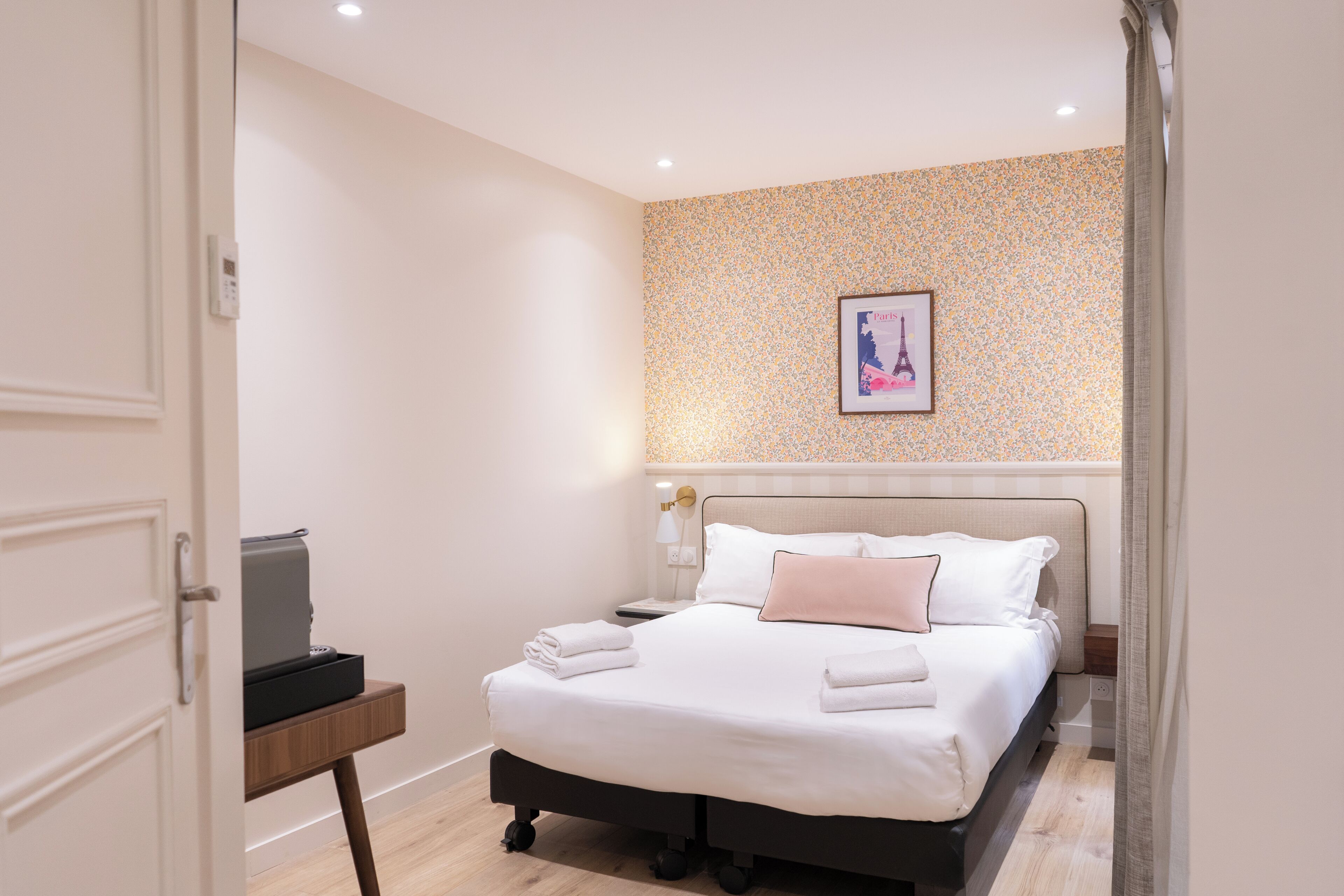 Chambre Double Standard | Literie de qualité supérieure, coffres-forts dans les chambres, bureau