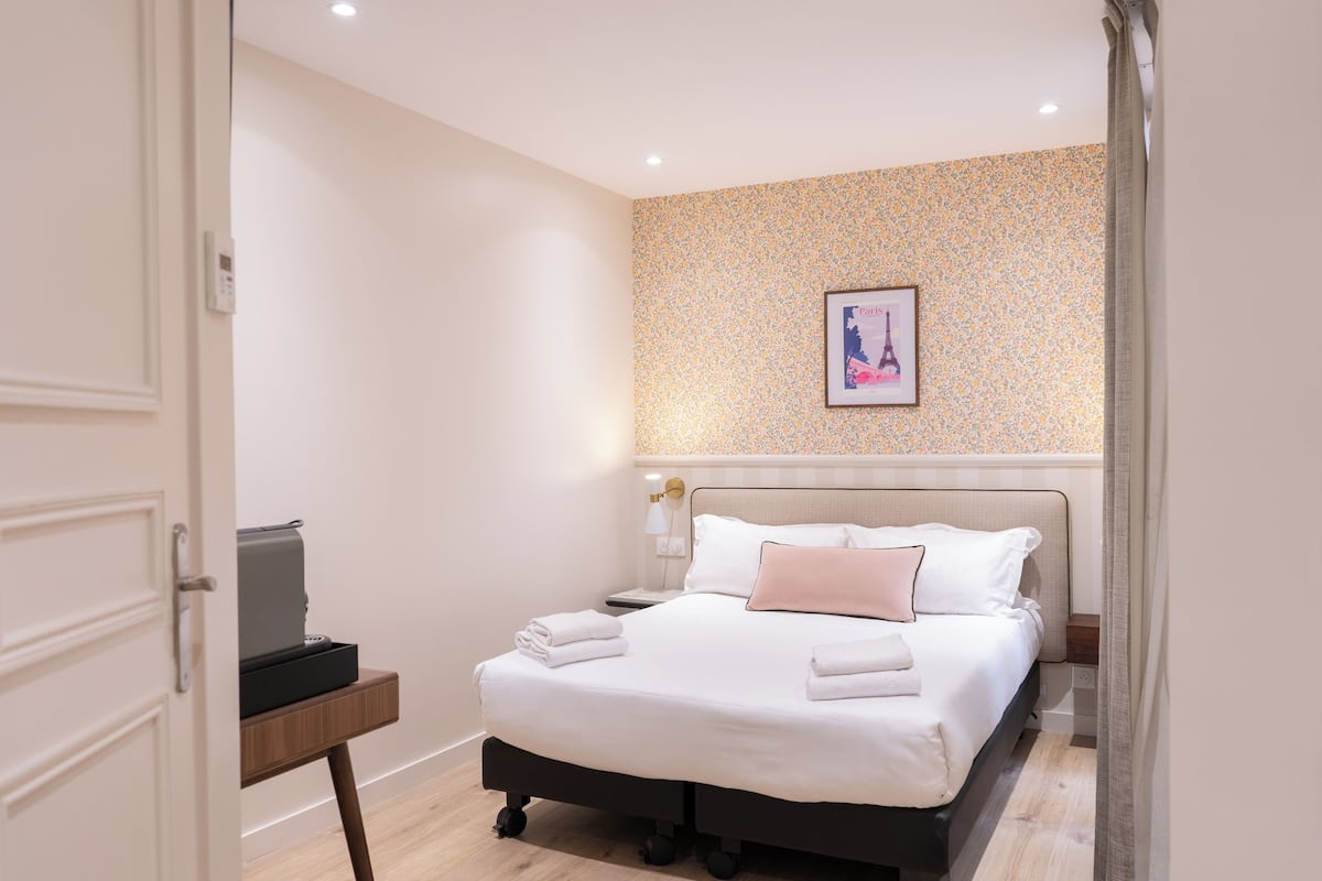 Chambre Double Standard | Literie de qualité supérieure, coffres-forts dans les chambres, bureau