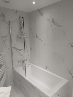 Douche, douche à « effet pluie », articles de toilette gratuits