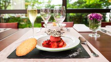 Se sirven comidas, cenas y cocina francesa