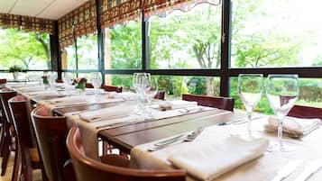 Lunch and dinner served, French cuisine