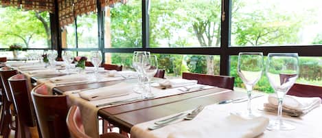 Déjeuner et dßner servis sur place, spécialités Cuisine française