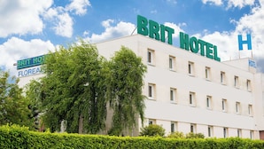 Un edificio con un letrero que dice "BRIT HOTEL" y un letrero más pequeño debajo que indica "BRIT HOTEL FLOREA".