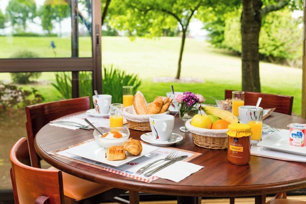 Buffet breakfast for a fee on weekends