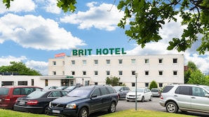 A parking lot in front of a hotel with a sign reading "BRIT HOTEL." - Brit Hotel Rennes Cesson - Le Floréal (Cesson-Sevigne)