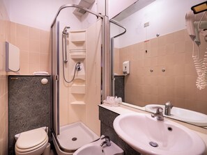 Habitación económica doble | Baño | Ducha, artículos de higiene personal gratuitos y secador de pelo