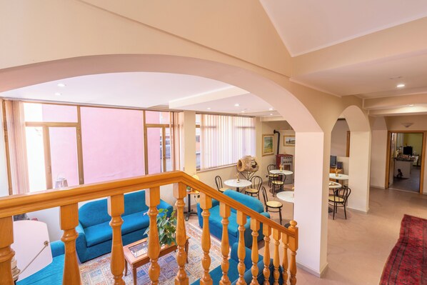 Lobby lounge