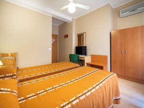 Economy Double Room | Bathroom | Shower, free toiletries, hair dryer, towels - Hotel Trasimeno (Passignano sul Trasimeno)