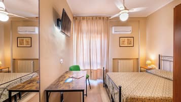 Habitación doble estándar | Caja de seguridad en la habitación y escritorio