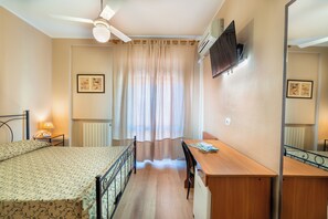 In-room safe, desk, laptop workspace, free WiFi - Hotel Trasimeno (Passignano sul Trasimeno)