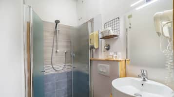 Standaard tweepersoonskamer | Badkamer | Een douche, gratis toiletartikelen, een haardroger, handdoeken