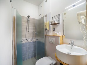 Standard Double Room | Bathroom | Shower, free toiletries, hair dryer, towels - Hotel Trasimeno (Passignano sul Trasimeno)