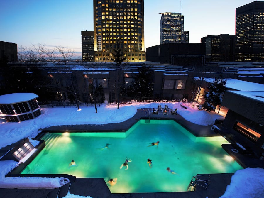 Una piscina al aire libre, sillones reclinables de piscina