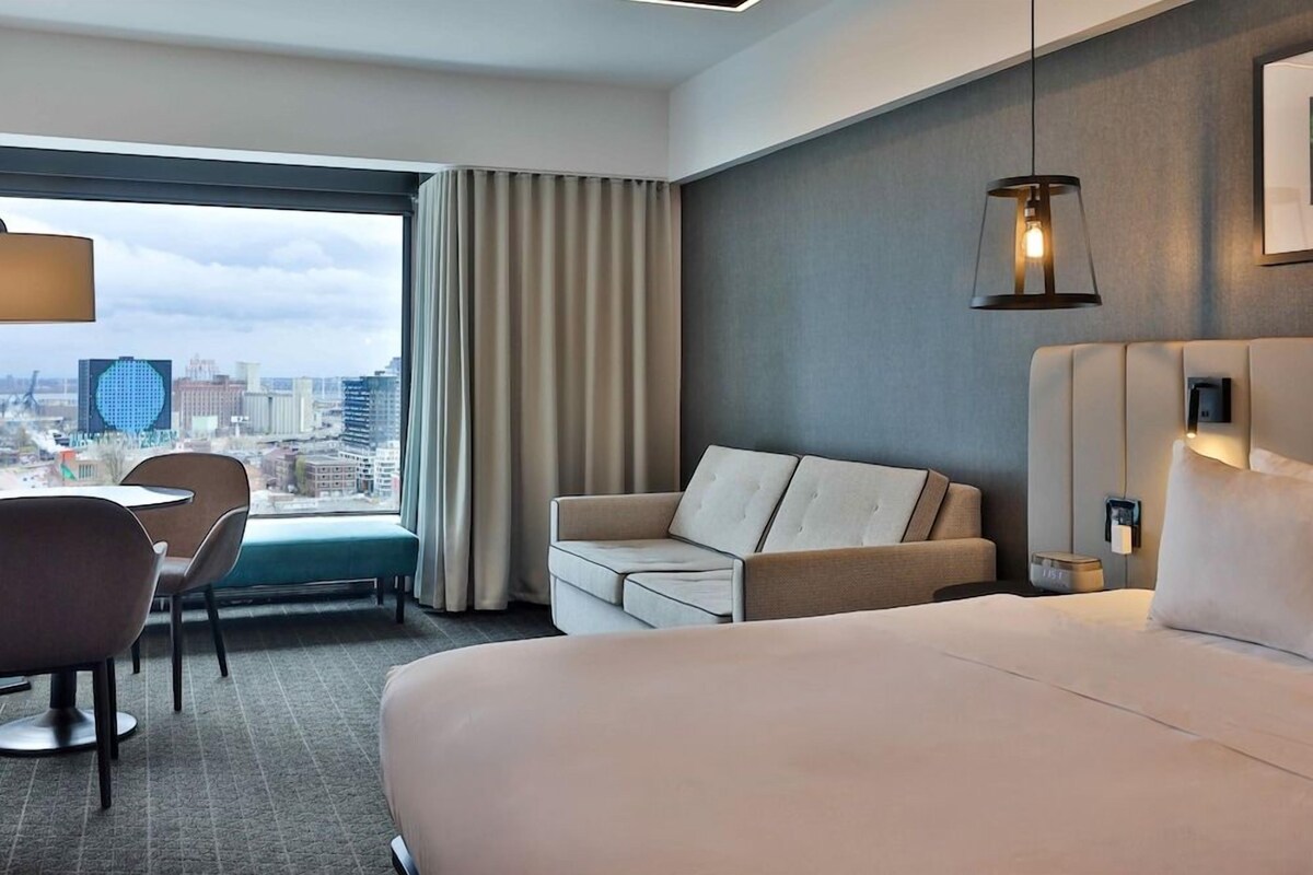 Premium bedding, in-room safe, laptop workspace, blackout curtains