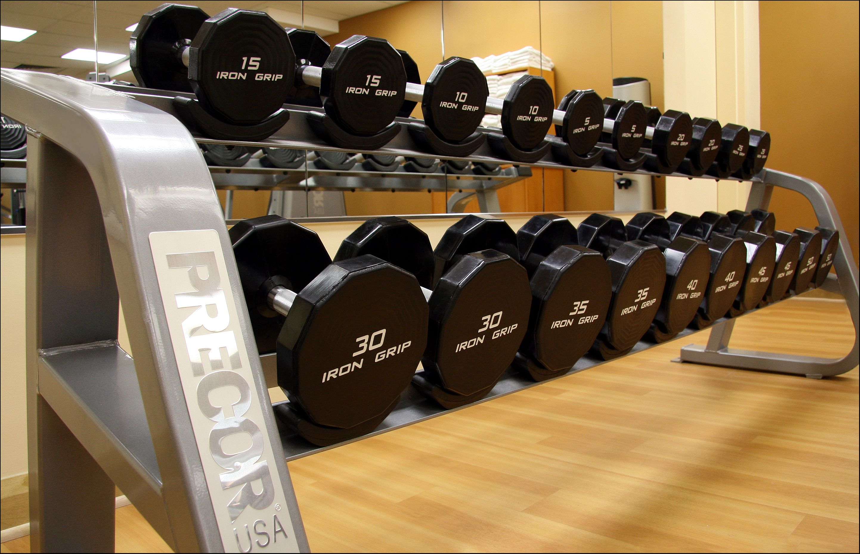 Um suporte com halteres de ferro em uma academia.