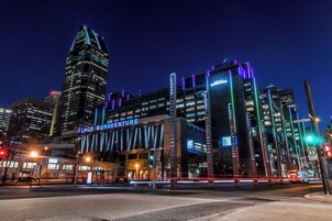 Un edificio moderno con señalización iluminada que dice "PLACE BONAVENTURE".