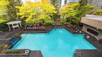 Utendørsbasseng, solsenger og badevakt