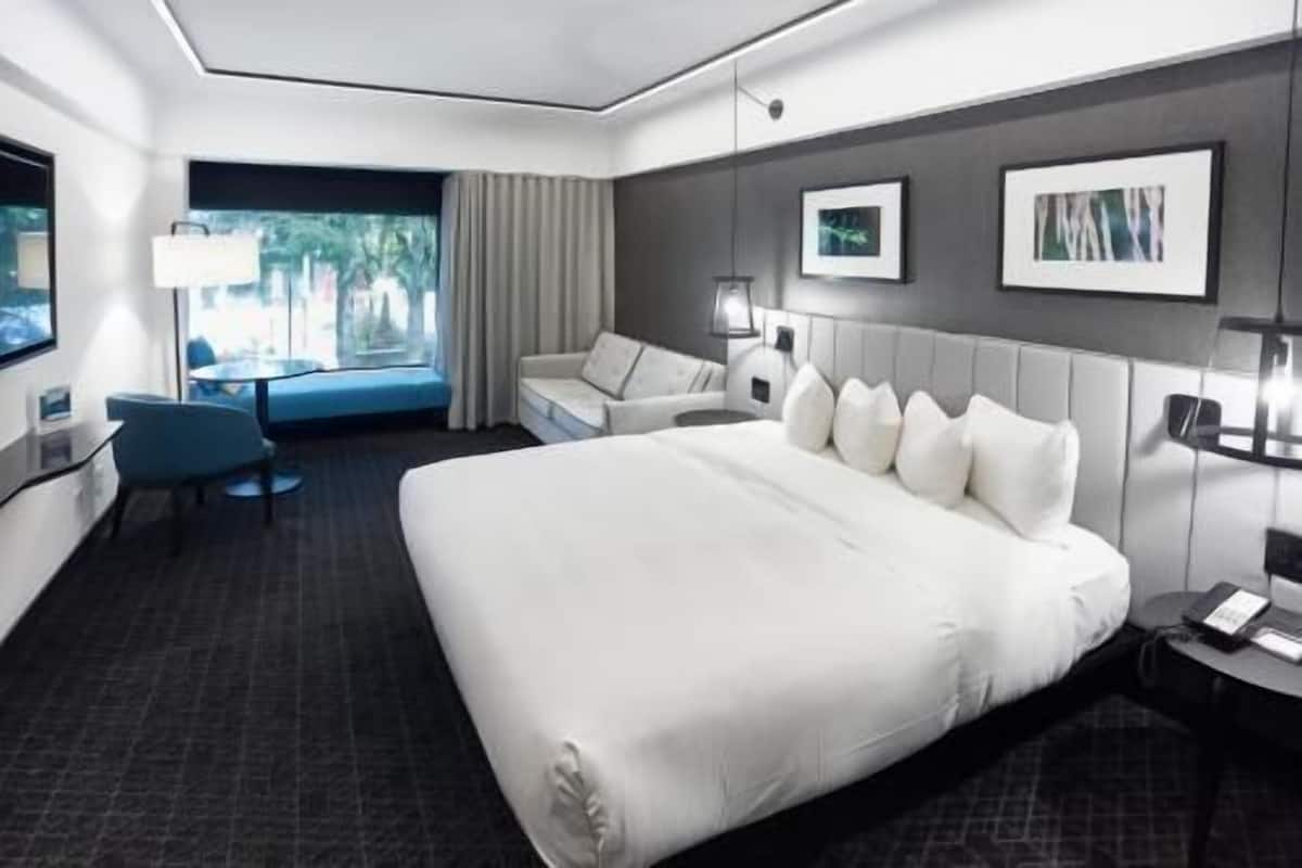 Premium bedding, in-room safe, individually decorated, laptop workspace