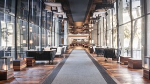 A modern hotel lobby with a central walkway, seating areas, and large windows. - Hotel Bonaventure Montreal (Montreal)