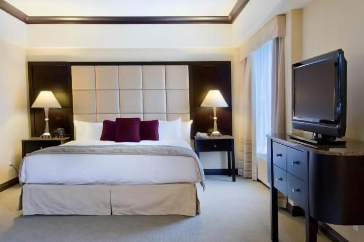 Premium bedding, in-room safe, laptop workspace, blackout curtains