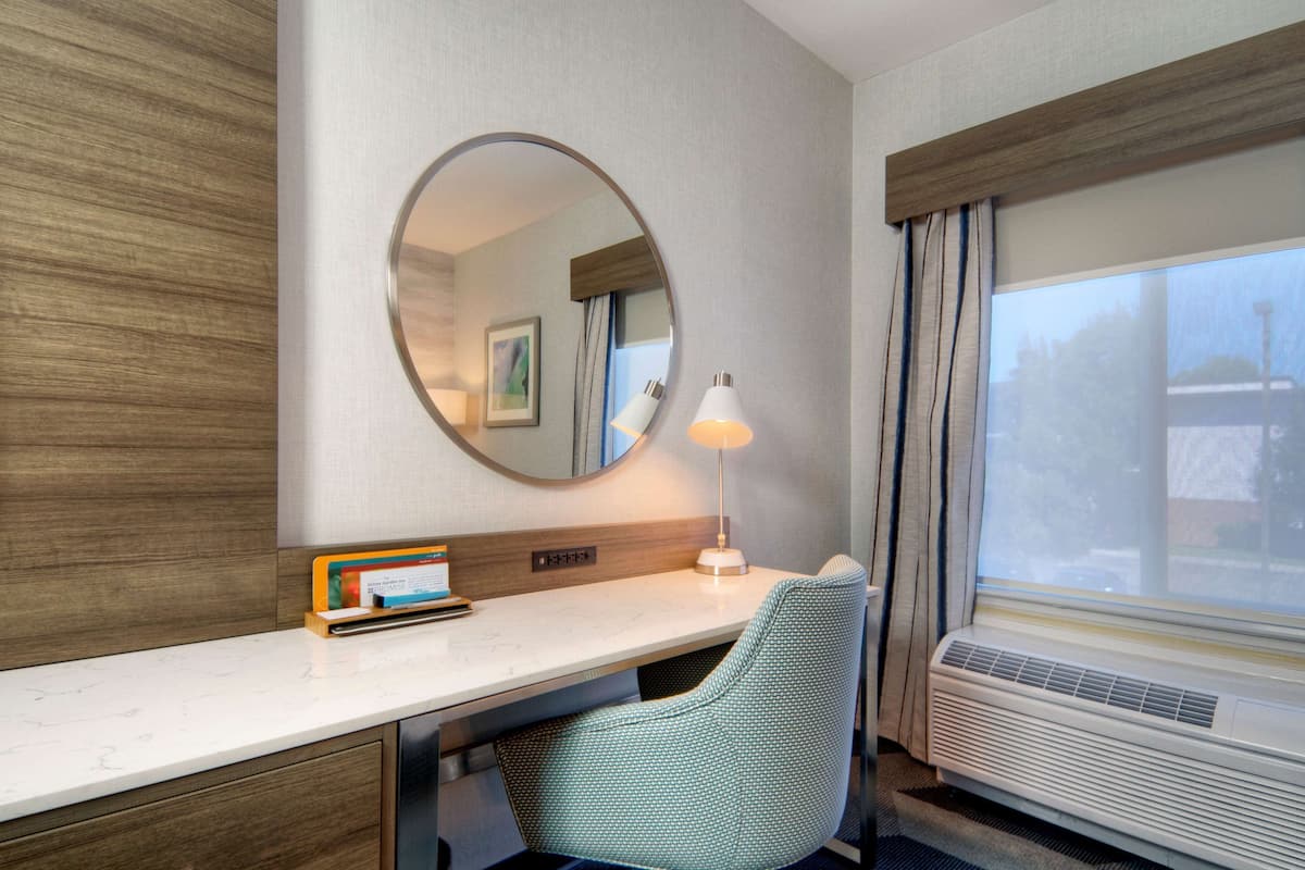 1 slaapkamer, een bureau, een laptopwerkplek
